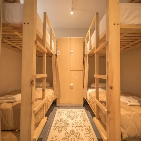 Mosaic Hostel Tiran